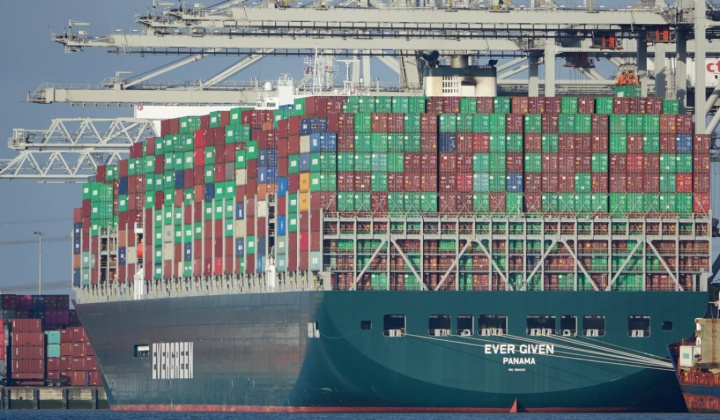 Kênh đào Suez kẹt cứng, giá cước vận tải container có thể tăng cao