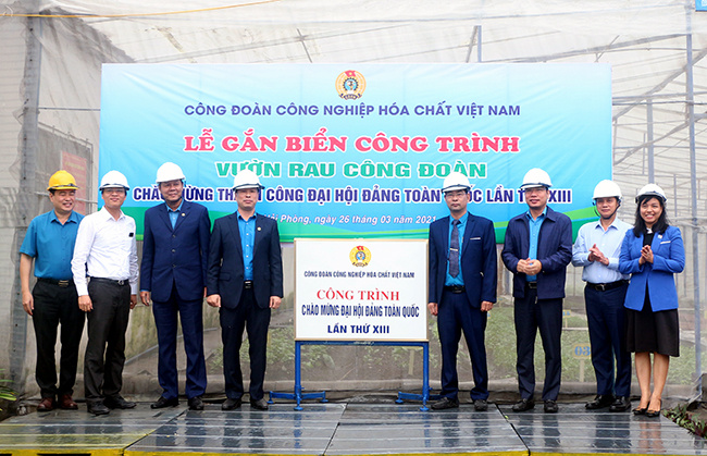 Công đoàn Vinachem: Gắn biển công trình "Vườn rau Công đoàn"