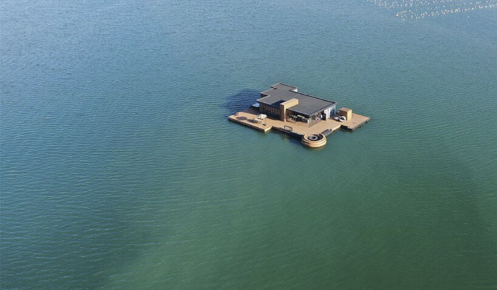 Độc - lạ khách sạn nổi  giữa biển khơi