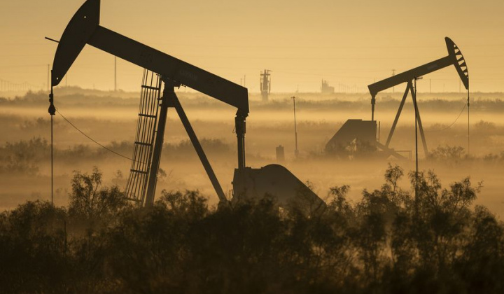 Giá dầu thô bật tăng mạnh, OPEC+ kéo dài việc cắt giảm sản lượng