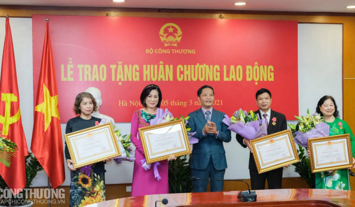 Trao Huân chương Lao động cho nguyên lãnh đạo các đơn vị thuộc Bộ Công Thương