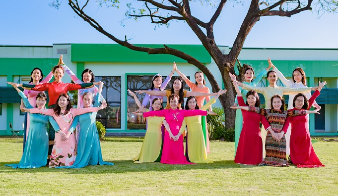 Áo dài làm đẹp cho PV GAS trong tuần lễ chào mừng Ngày 8/3