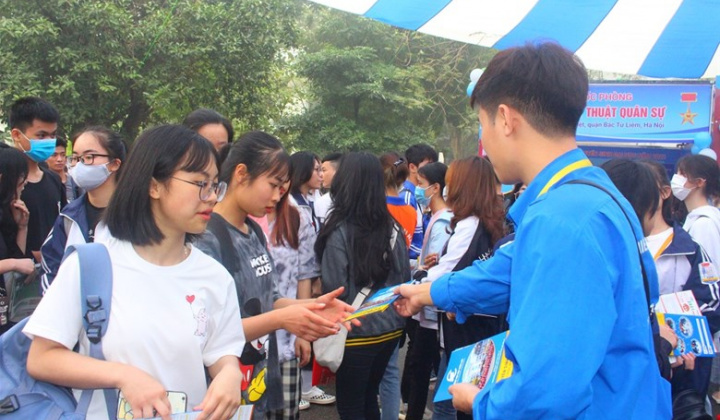 Đại học Điện lực thu hút đông đảo sĩ tử tham gia tư vấn tuyển sinh tại gian hàng