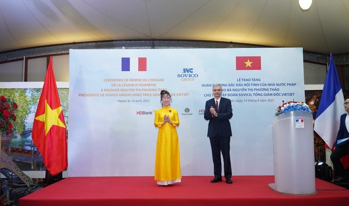 Nữ doanh nhân Nguyễn Thị Phương Thảo nhận Huân chương Bắc đẩu bội tinh của Nhà nước Pháp trao tặng