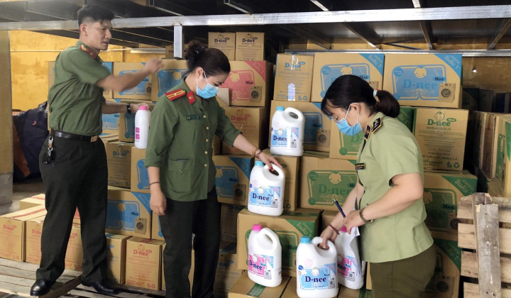 Bắt quả tang cơ sở sản xuất nước giặt giả, giá bán 70.000 đồng/thùng