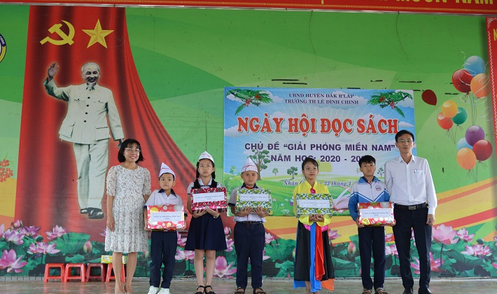 Công ty Nhôm Đắk Nông: Trao tặng 500 cuốn sách cho Trường tiểu học Lê Đình Chinh