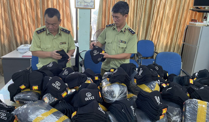 Gần 2.000 khẩu trang có dấu hiệu giả mạo nhãn hiệu GUCCI, PUMA bị thu giữ