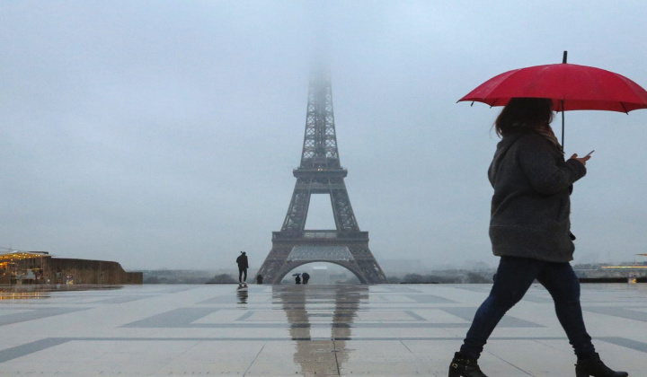 Làn sóng lây nhiễm Covid-19 lần ba đẩy Eurozone rơi vào suy thoái kép