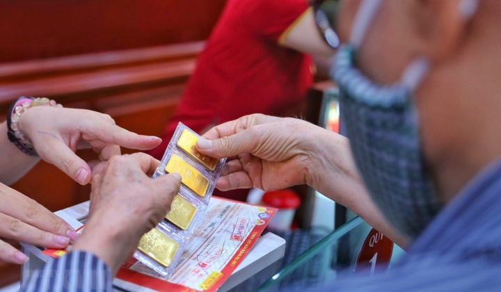 Giá vàng trong nước đồng loạt tăng mạnh khi giá vàng thế giới chạm mức cao nhất 4 tháng