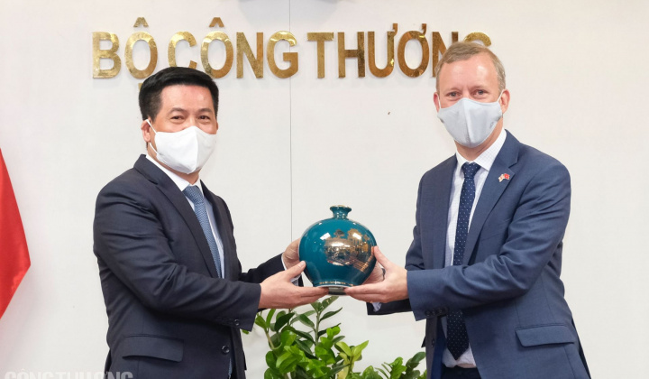 Việt Nam - Anh nỗ lực thúc đẩy phát triển năng lượng gắn với tăng trưởng xanh