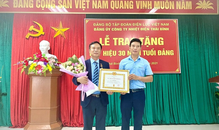 Đảng bộ Công ty Nhiệt điện Thái Bình tổ chức Lễ trao huy hiệu 30 năm tuổi Đảng