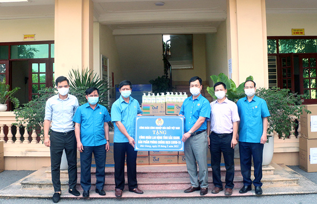 Nữ CBCNV Đạm Hà Bắc quyên góp nhu yếu phẩm tiếp tế tuyến đầu chống dịch tỉnh Bắc Giang