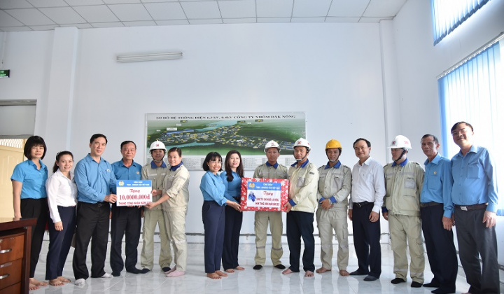 Công đoàn TKV tặng quà động viên người lao động Công ty Nhôm Đắk Nông