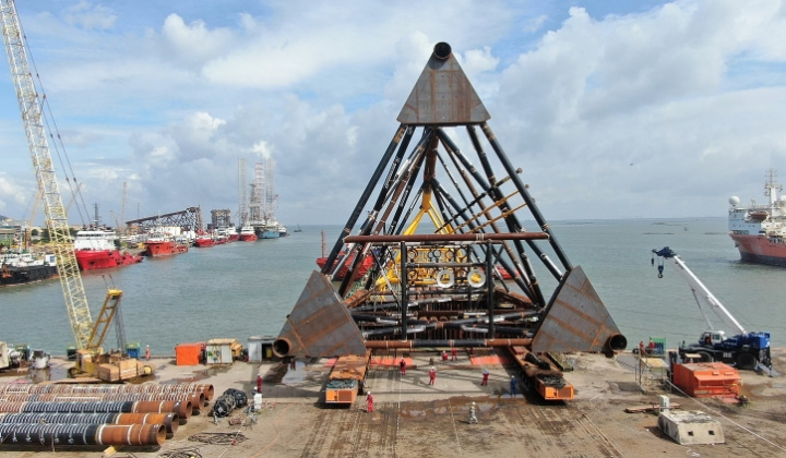 Vietsovpetro hạ thủy thành công Chân đế giàn BK-19 mỏ Bạch Hổ