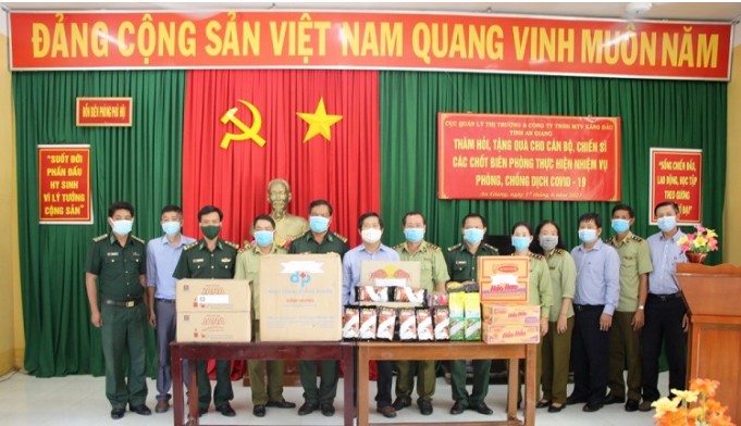 Cục QLTT An Giang và Petrolimex An Giang  tặng quà các chốt biên phòng