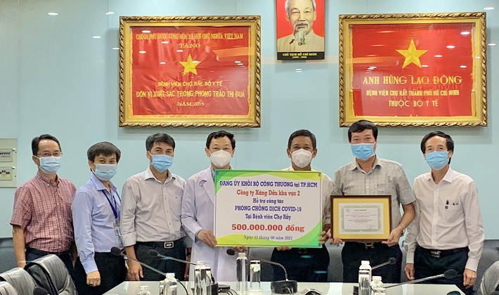 Petrolimex Sài Gòn trao tặng 500 triệu đồng hỗ trợ công tác phòng, chống dịch COVID-19 tại Bệnh viện Chợ Rẫy