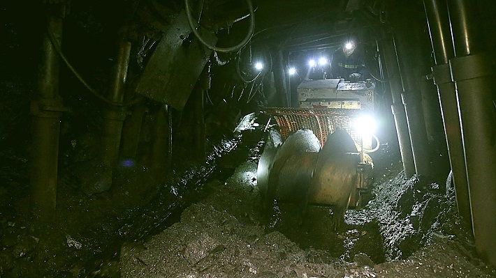 Than Nam Mẫu chế tạo thành công máy xúc than gầu xoắn trong lò chợ dốc