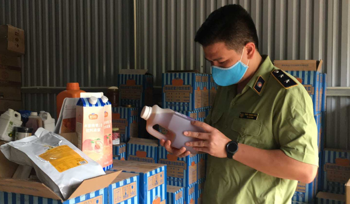 Đột xuất kiểm tra kho nguyên liệu trà sữa cực lớn tại Hà Nội