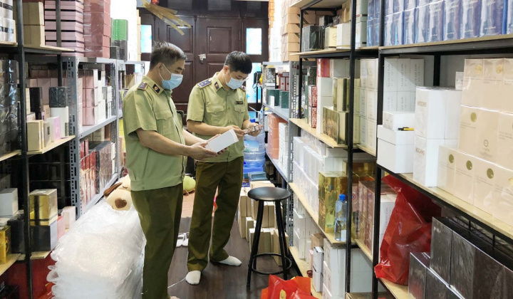 Đột kích “tổng kho” nước hoa khủng trên phố cổ Hà Nội
