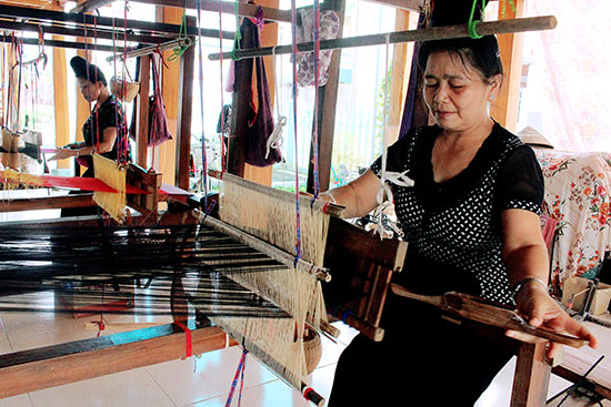 Người hồi sinh nghề dệt thổ cẩm