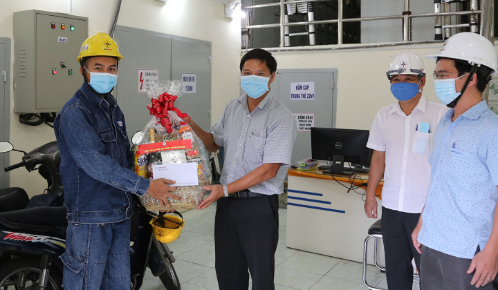 Hơn 700 triệu đồng hỗ trợ công nhân trực đảm bảo cấp điện phòng, chống Covid-19