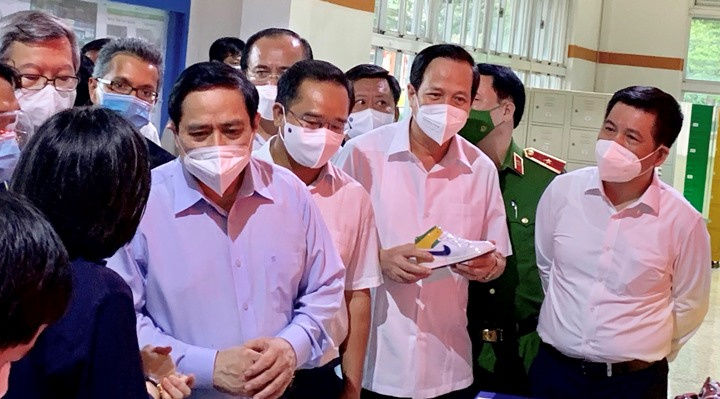 Thủ tướng Phạm Minh Chính động viên lực lượng y tế, doanh nghiệp trong công tác phòng chống dịch ở Long An