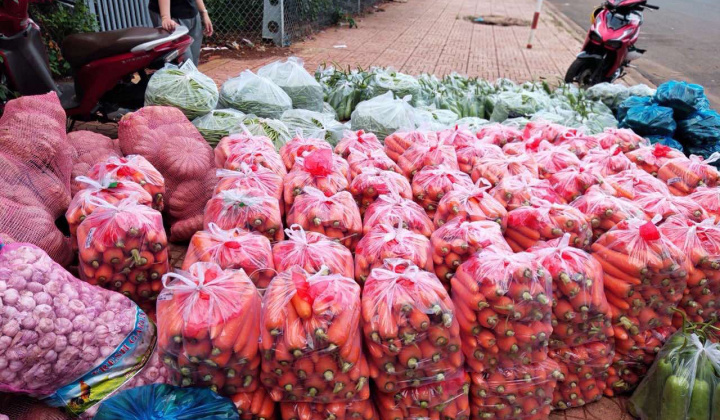 13 tấn hàng hóa đầu tiên được phân phối tới hệ thống 34 điểm bán bình ổn lưu động của Viettel Post