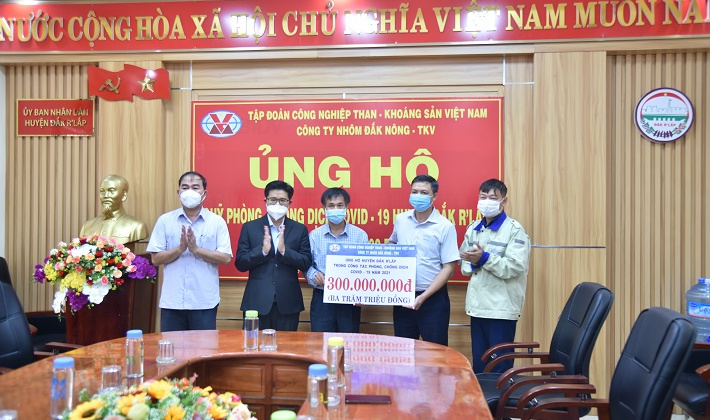 Nhôm Đắk Nông hỗ trợ 300 triệu đồng phòng, chống dịch Covid-19
