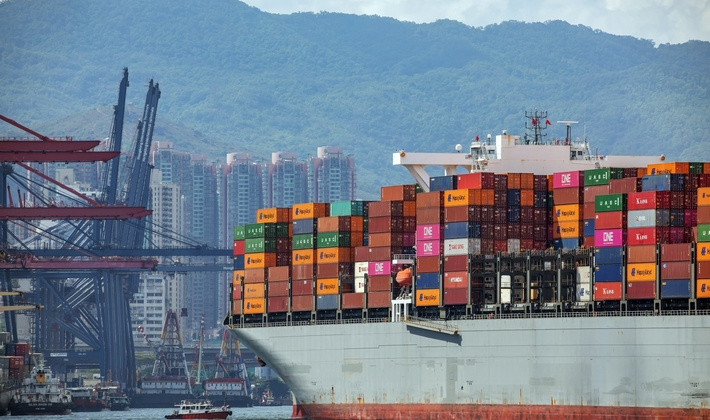 Nhiều hãng tàu áp các phụ phí mới, đẩy giá cước vận chuyển container tăng cao