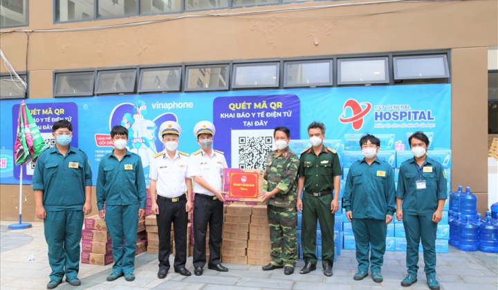 Tặng hơn 1 tỉ đồng nhu yếu phẩm cho lực lượng phòng chống dịch