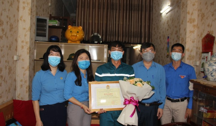 Khen thưởng thợ mỏ dũng cảm cứu người bị nạn