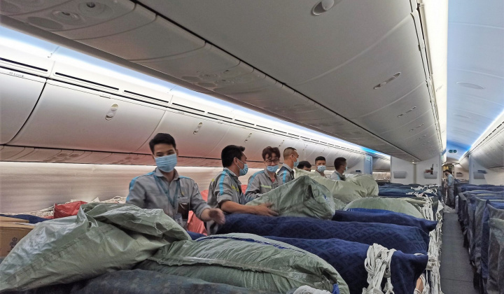 Vietnam Airlines vận chuyển 800 máy thở từ Hà Nội vào TP Hồ Chí Minh phục vụ chống dịch