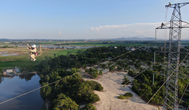 Truyền tải điện Quảng Ngãi sử dụng "xe đạp ra dây" bảo dưỡng dây chống sét bị đứt