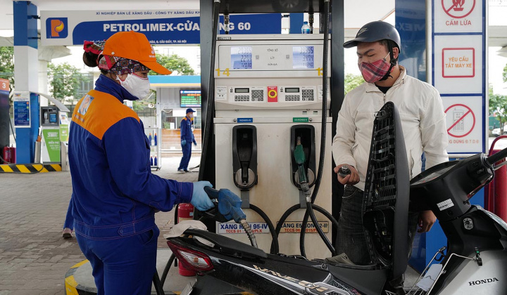 Giá xăng giữ nguyên, giá dầu giảm nhẹ