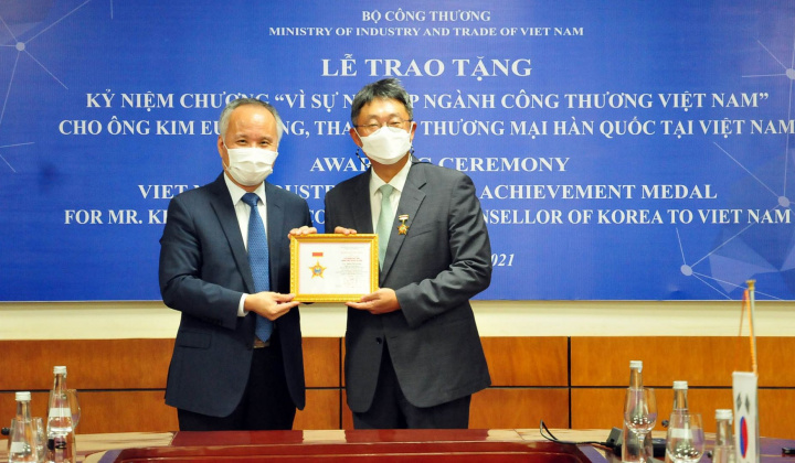 Trao Kỷ niệm chương ngành Công Thương cho Tham tán Thương mại Hàn Quốc tại Việt Nam