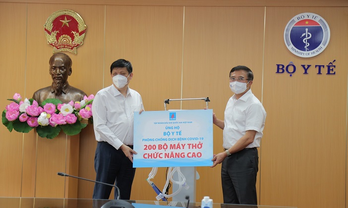 Petrovietnam trao tặng 200 máy thở phục vụ điều trị bệnh nhân Covid-19 nặng
