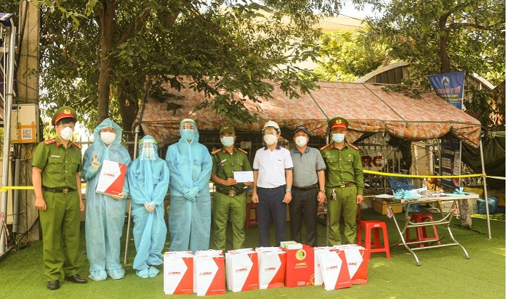 Công đoàn Công ty CP Cao su Đà Nẵng đến thăm, tặng quà Chốt kiểm soát dịch bệnh Covid-19 phía Nam hầm Hải Vân