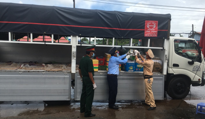 Xe "luồng xanh" chở lô thuốc lá lậu, nguỵ trang bằng hàng nông sản