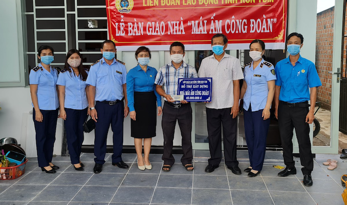 Công đoàn Cục QLTT Kon Tum nghiệm thu, trao hỗ trợ xây dựng nhà “Mái ấm Công đoàn”