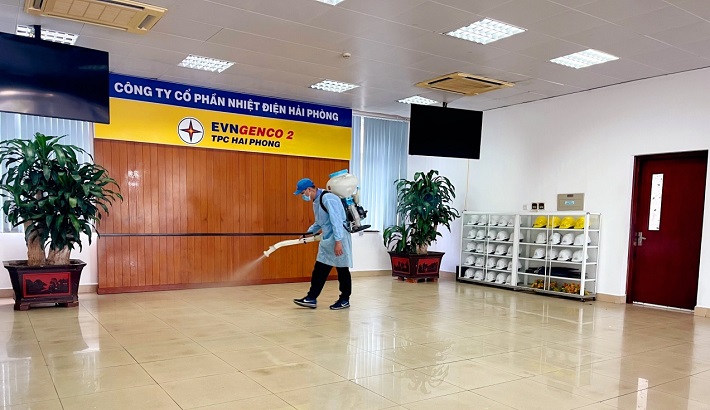 Nhiệt điện Hải Phòng phun thuốc khử khuẩn định kỳ phòng chống dịch bệnh