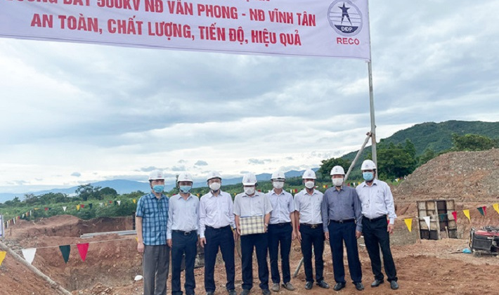 Tổng giám đốc EVNNPT Phạm Lê Phú kiểm tra công trường Dự án đường dây 500 kV Vân Phong - Vĩnh Tân
