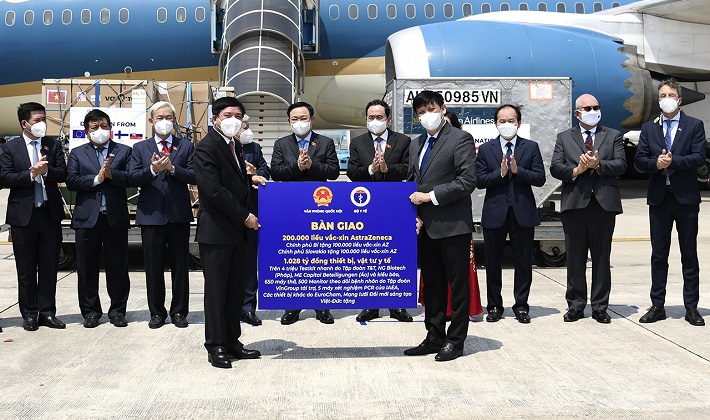 Quốc hội bàn giao 200.000 liều vắc xin AstraZeneca do châu Âu hỗ trợ Việt Nam