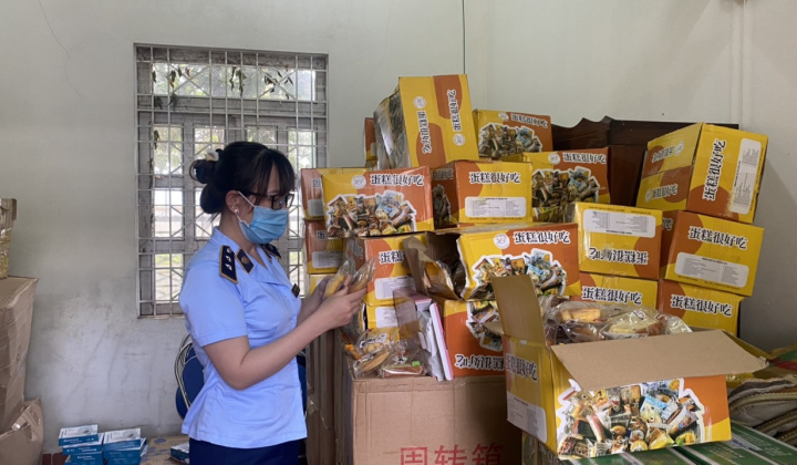 Thu giữ lượng lớn đồ chơi, bánh trung thu không rõ nguồn gốc