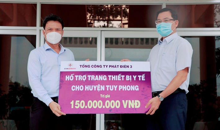 EVNGENCO3 trao tặng trang thiết bị y tế hỗ trợ công tác phòng chống dịch COVID-19 huyện Tuy Phong