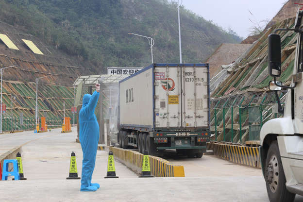 Trung Quốc tạm dừng nhập khẩu thanh long Việt Nam tại điểm xuất hàng Km3+4