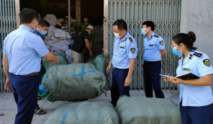 Tạm giữ trên 800kg hàng dệt may đã qua sử dụng