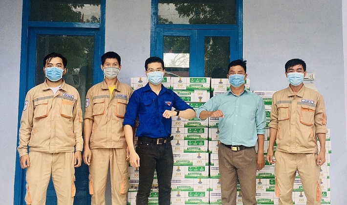 Đoàn thanh niên Nhà máy Nhiệt điện Vĩnh Tân 4 tặng sữa cho trẻ em nghèo Bình Thuận