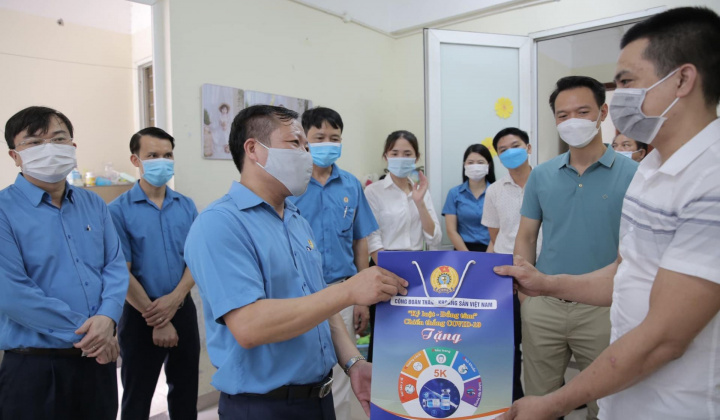 Công đoàn TKV tặng quà động viên người lao động thực hiện “3 tại chỗ” tại các đơn vị sản xuất than vùng miền Tây