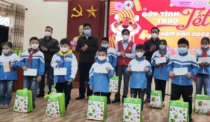 Central Retail trao tặng hơn 4.000 phần quà cho người có hoàn cảnh đặc biệt khó khăn dịp Tết Nhâm Dần 2022