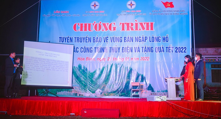 Mang Tết ấm đến đồng bào khu vực lòng hồ thủy điện Hòa Bình